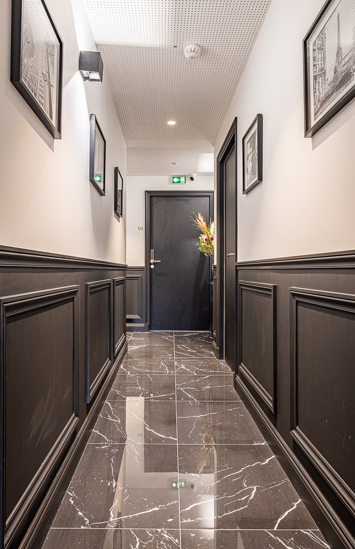 Illustration éditoriale des coulisses de la rénovation de l'hôtel